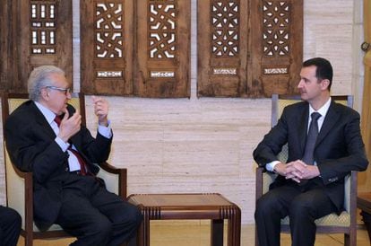 Foto oficial de la agencia Sana del encuentro entre Lakhdar Brahimi (a la izquierda) y Bachar el Asad.