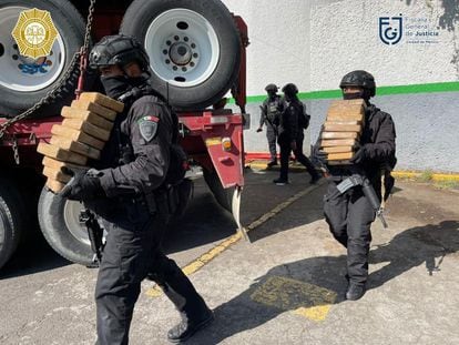 Policías de Ciudad de México transportan los paquetes de cocaína decomisados este martes.