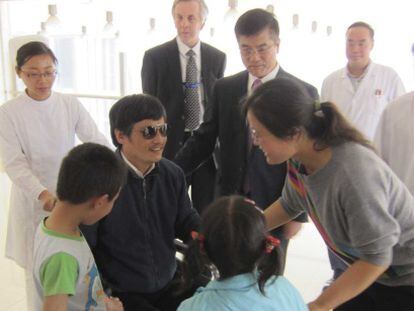 Chen Guangcheng con su esposa e hijos al abandonar el hospital.