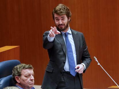 El vicepresidente de la Junta de Castilla y León, Juan García Gallardo, interviene en la sesión plenaria celebrada este martes en las Cortes.