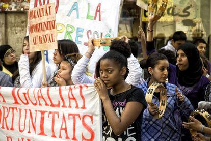 Un grupo de estudiantes protesta, ayer, contra el cierre del bachilerato en institutos de Barcelona.