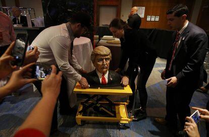 Un pastel con la imagen de Donald Trump es colocada en el hotel Hilton Midtown de Nueva York donde el candidato republicano espera los resultados.