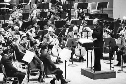 Williams before the Boston Pops Orchestra in his first year as musical director of the institution, in January 1980, during a concert in New York.