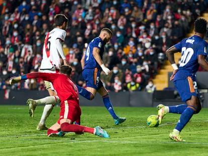 Benzema remata la asistencia de Vinicius en la acción del gol en Vallecas.