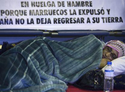 La saharaui Aminatu Haidar duerme en las instalaciones del aeropuerto de Lanzarote.