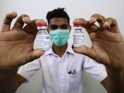 Un sanitario muestra viales de la vacuna de AstraZeneca contra la covid-19 durante la segunda fase de la campaña de vacunación en Pakistán, el 12 de mayo de 2021, tras la recepción del primer envío días antes a través de la plataforma Covax.