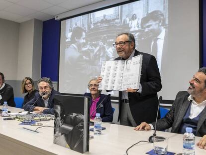 Desde la izquierda, Rodrigo Sánchez, Marisa Flórez, Antonio Rubio, Soledad Gallego-Díaz, Raúl Cancio y Julio Rey, este martes en la presentación en Madrid de 'Españoles...' y 'Franco ha muerto'.