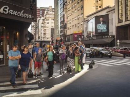 Uno de cada tres argentinos vive en ella y sus alrededores. En total, 15 millones de personas que últimamente sonríen poco. La incertidumbre de la economía hace que Buenos Aires parezca un mundo combustible. Pero esta sigue siendo todavía una gran ciudad que se jacta con justicia de la ambición cultural de muchos de sus pobladores. Nueva entrega de una serie en la que Martín Caparrós toma el pulso a grandes urbes de Latinoamérica