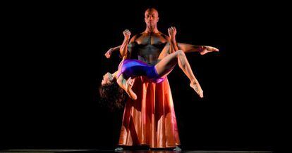 Glenn Allen Sims y Linda Celeste del Alvin Ailey American Dance Theater en la coreografía "Festa Barroca" de Mauro Bigonzetti.