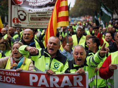 Cabecera de la manifestación de transportistas que recorrió ayer el centro de Madrid convocada por la Plataforma en Defensa del Transporte.