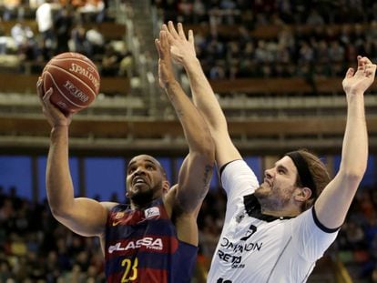 Samuels y Bogris pelean por el balón