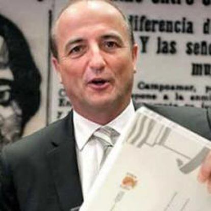 El ministro de Industria, Turismo y Comercio, Miguel Sebastián, antes de su comparecencia en la Comisión de Industria
