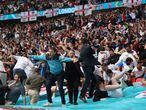 Aficionados ingleses celebran el primer gol de Inglaterra a Alemania en Wembley