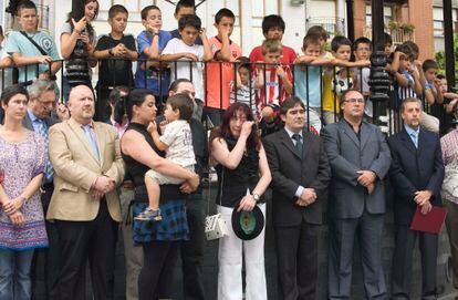 Arantza Asla, la madre de Fabio Moreno, llora en el homenaje a las víctimas del terrorismo en Erandio en julio de 2010.