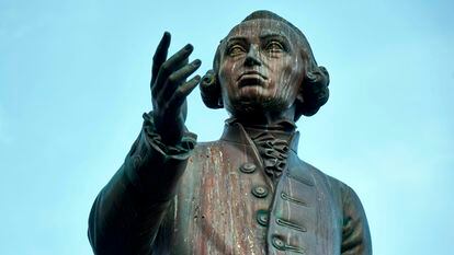 Estatua de Kant en la universidad de Kaliningrado, antes Konigsberg, en Rusia.