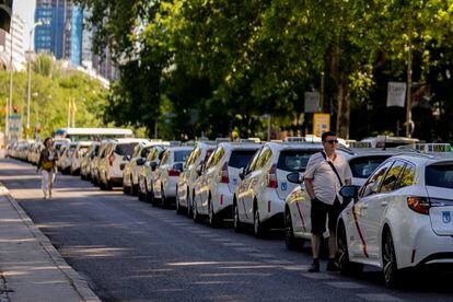 Cola de taxis aparcados en el paseo de la Castellana durante la protesta, este miércoles. 