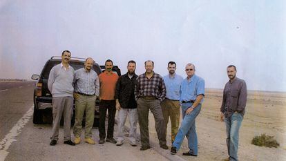 La última fotografía de los ocho agentes del CNI atacados en Irak, publicada en su día por la revista 'Tiempo.