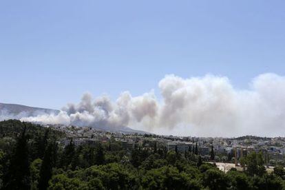 El fum de l'incendi als afores d'Atenes.