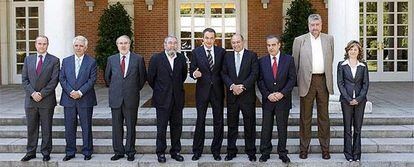 El presidente del Gobierno, José Luis Rodríguez Zapatero, posa con el ministro de Industria, Miguel Sebastián; el presidente de la CEPYME, Jesús Bárcenas; el vicepresidente Pedro Solbes; el secretario de UGT, Cándido Méndez; el presidente de la CEOE, Gerardo Díaz Ferrán; el ministro de Trabajo, Jesús Corbacho; el líder de CC OO, José María Fidalgo; y la ministra de Igualdad, Bibiana Aído.