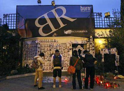 Un grupo de jóvenes observaba anoche la entrada de la discoteca Balcón de Rosales.