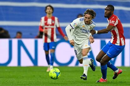 Modric, perseguido por Kondogbia durante el Real Madrid-Atlético.