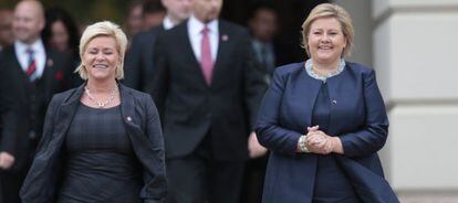 La líder conservadora, Erna Solberg (derecha) y la líder del Partido del Progreso, Siv Jensen, abandonan el palacio real de Oslo tras presentar su Gobierno al rey Harald.