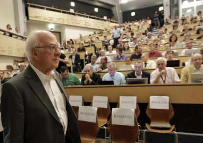 Peter Higgs, a su llegada al seminario del Centro Europeo de Física de Partículas (CERN).