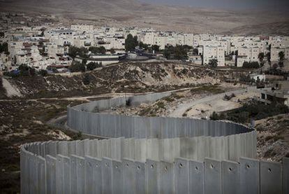 El asentamiento de Pisgat Zeev, en Jerusalén Este, con una sección del muro de separación en primer término.