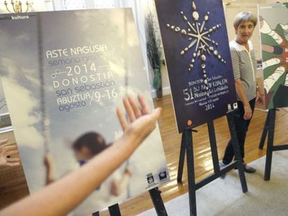 La asesora de cultura del Ayuntamiento de San Sebastián, Nerea Txapartegi, posa con los carteles de las fiestas.