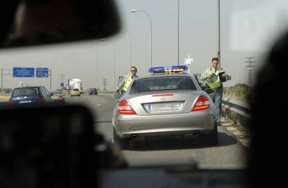 Dos guardias civiles paran a un conductor por exceso de velocidad.