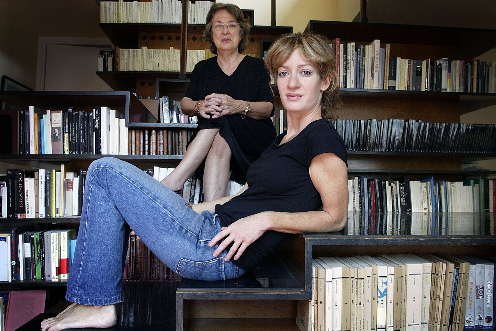 Las editoras Esther Tusquets, al fondo, y su hija Milena Busquets, en su casa de Barcelona en 2005.
