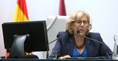 L'alcaldessa Manuela Carmena al ple de l'Ajuntament.