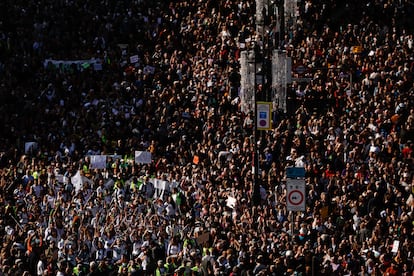Miles de ciudadanos protestan a favor de la sanidad pública por el centro de Madrid.