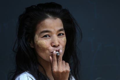 Hla Hla Win sonríe mientras fuma un cigarro en el refugio para mujeres de Freedom Restoration Project, en Mae Sot, Tailandia.