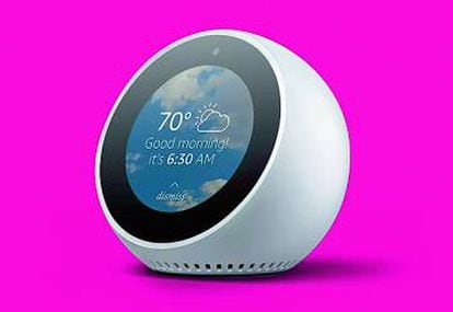 Echo Spot  Se lanzará en EE UU en el mes de diciembre para convertirse en la  reinterpretación del reloj despertador, pero es mucho más. Su pequeña pantalla permite visualizar la hora, la predicción metereológica, hacer videollamadas, etcétera.