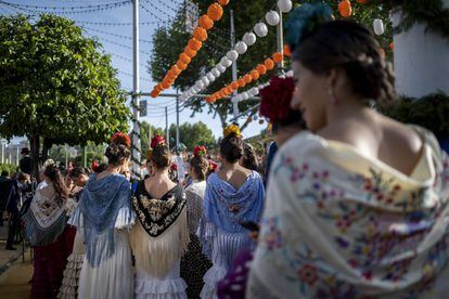 Mujeres paseando por la Feria de Sevilla.