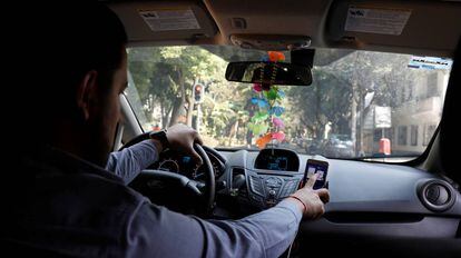 Un conductor de Uber en Ciudad de México, este febrero. 