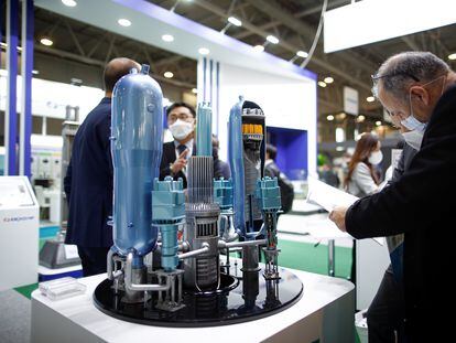 Una maqueta de una solución presentada en la Feria Nuclear Mundial, celebrada en Villepinte (Francia) este miérdcoles, para el sistema de suministro de vapor en las centrales nucleares.