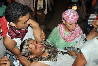 Los manifestantes llevan a un herido en la ciudad de Taiz.