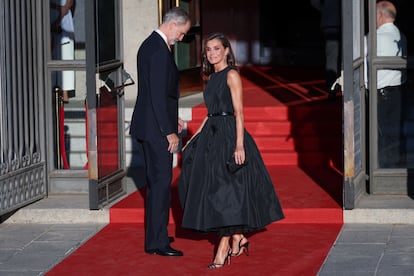 Sin embargo, ayer por la tarde, sobre la alfombra roja del acceso principal al Teatro Real de Madrid el modelo y la reina brillaron de una forma especial: el corte princesa no siempre resulta adecuado, precisamente por sus formas voluminosas y palaciegas, en pocas ocasiones en sintonía con los ritmos y exigencias del mundo contemporáneo. Ayer era una de esas ocasiones.
