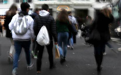 Jóvenes caminando por la gran Vía de Madrid.