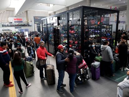 Pasajeros hacen fila en el Aeropuerto Internacional de Ciudad de México, en enero de 2022.