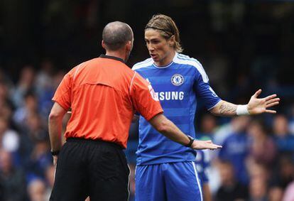 Torres protesta ante el árbitro por su expulsión.