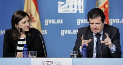 María José Català, consejera de Educación, y el vicepresidente José Ciscar, tras el pleno del Consell.