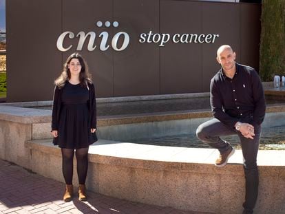 Los científicos Ana Teijeiro y Nabil Djouder, del grupo de Factores de Crecimiento, Nutrientes y Cáncer del CNIO.