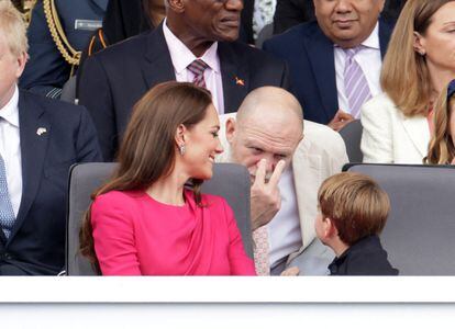 Mike Tindall, marido de Zara y por tanto yerno de la princesa Ana, hace un gesto al príncipe Luis, que no paró de moverse durante todo el desfile, ante la sonrisa de su madre, Kate Middleton.