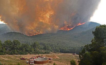 Trabajos de extinci&oacute;n del fuego que arde en la sierra de Tivissa.