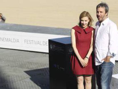 El realizador, Denis Villeneuve (d), y la actriz canadiense  Sarah Gadon (i), momentos antes de presentar su película "Enemy", en el marco de la 61 edición del Festival Internacional de Cine de San Sebastián.