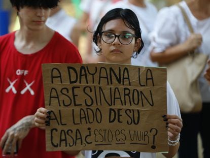 Familiares y amigos asisten al velorio de Michell Dayana González, una menor de 14 años que fue asesinada en Cali (Colombia).