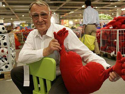 El fundador del grupo Ikea, Ingvar Kamprad, en uno de los centros de venta de la cadena sueca.
